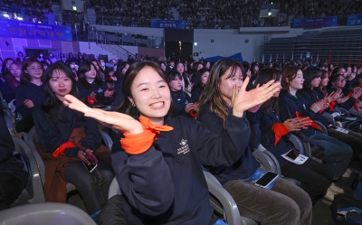 [포토] 첫 발 내 딛는 새내기들