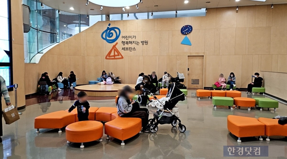 19일 오전 세브란스병원 어린이병동 휴게공간에서 환자와 보호자들이 진료를 기다리고 있다. /사진=김영리 기자
