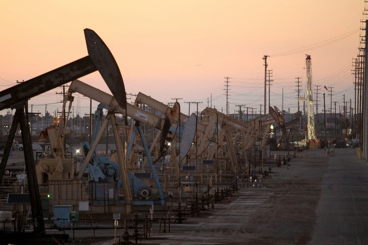 캘리포니아주 롱비치 인근 윌밍턴 유전 원유 매장지에서 석유 굴착기 펌프잭이 원유를 추출하고 있다.  /로이터