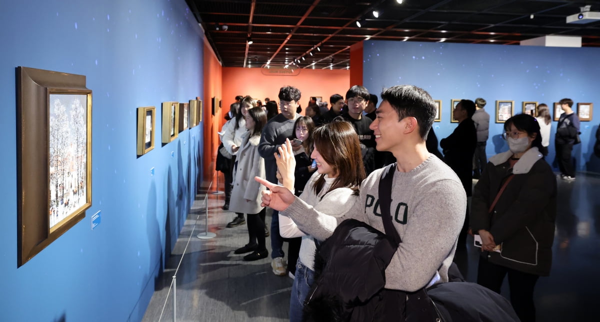 서울 서초동 예술의전당 한가람디자인미술관에서 열리고 있는 미셸 들라크루아의 특별전 '한경 아르떼; 미셸 들라크루아, 파리의 벨 에포크' 에서 관람객들이 작품을 관람하고 있다.