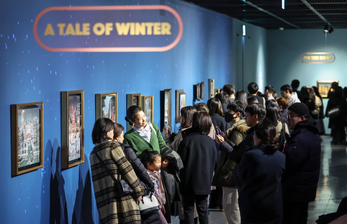 서울 서초동 예술의전당 한가람디자인미술관에서 열리고 있는 미셸 들라크루아의 특별전 '한경 아르떼; 미셸 들라크루아, 파리의 벨 에포크' 에서 관람객들이 작품을 관람하고 있다.