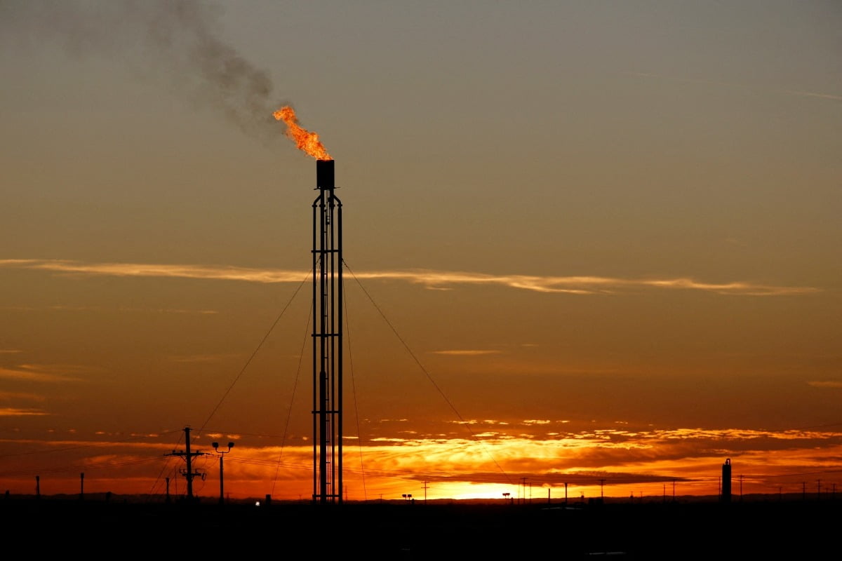미국 텍사스주 퍼미안 분지에 위치한 한 원유 채굴 시설에서 천연가스를 태우고 있다. /로이터통신