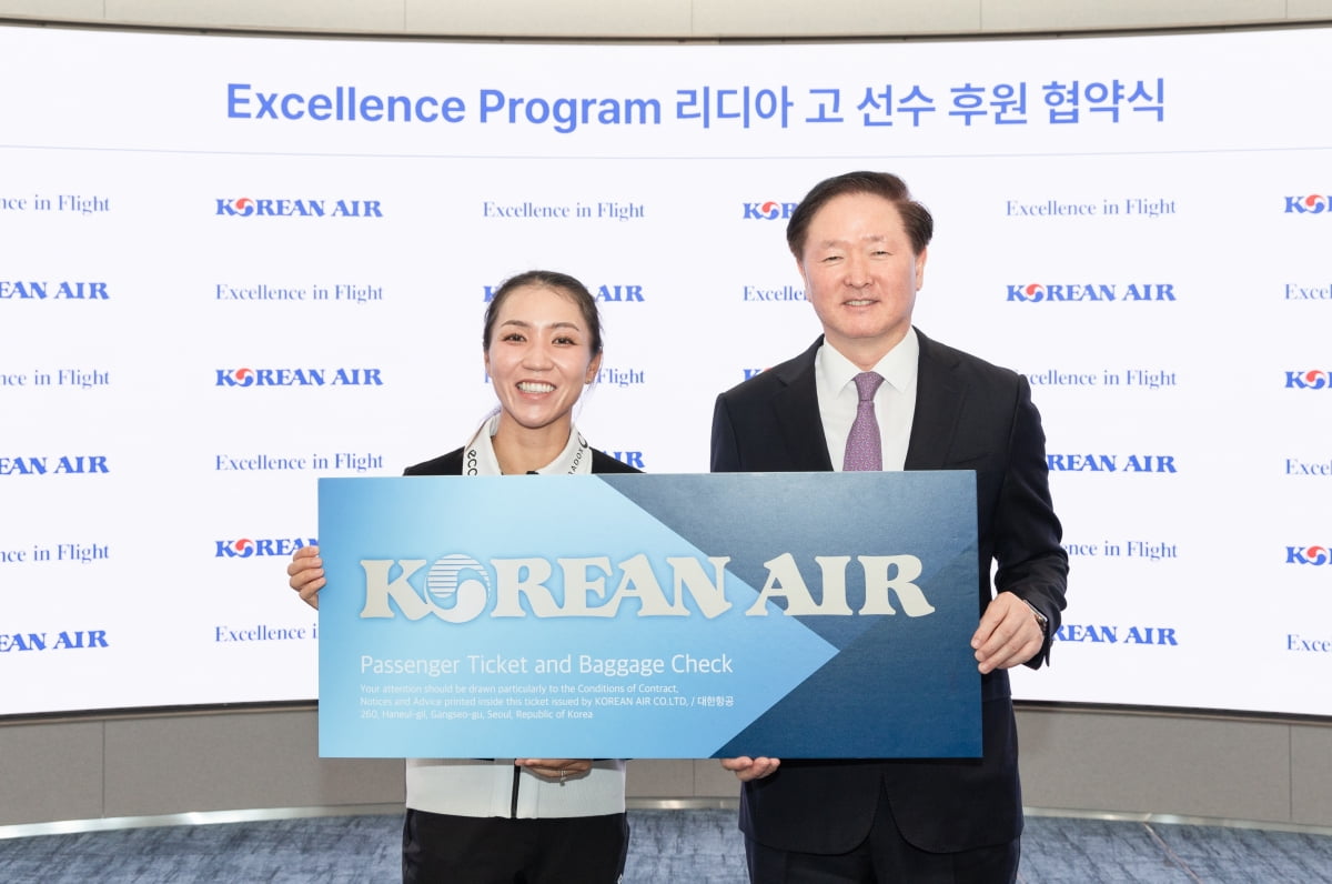 우기홍 대한항공 대표이사 사장(오른쪽)과 프로골퍼 리디아 고 선수가 기념촬영을 하는 모습./사진=대한항공