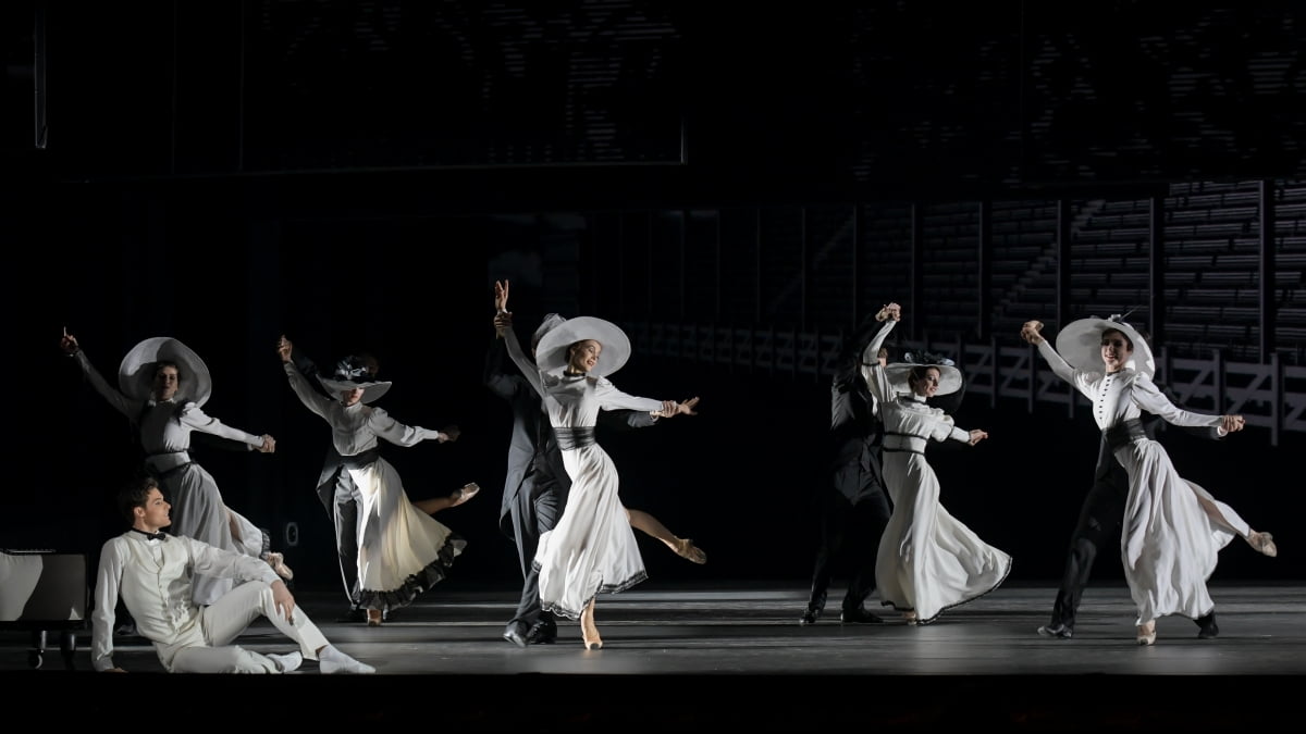 스베틀라나 자하로바와 볼쇼이의 모댄스 공연 장면. 