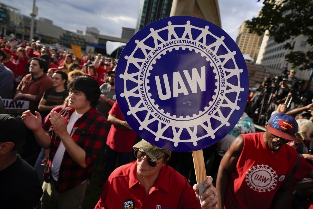 지난해 9월 디트로이트에서 열린 집회에 참석한 전미자동차노조(UAW) 노조원들. 이들은 포드, 스텔란티스, 제너럴모터스를 상대로 파업을 벌였다.(사진=AP연합뉴스)