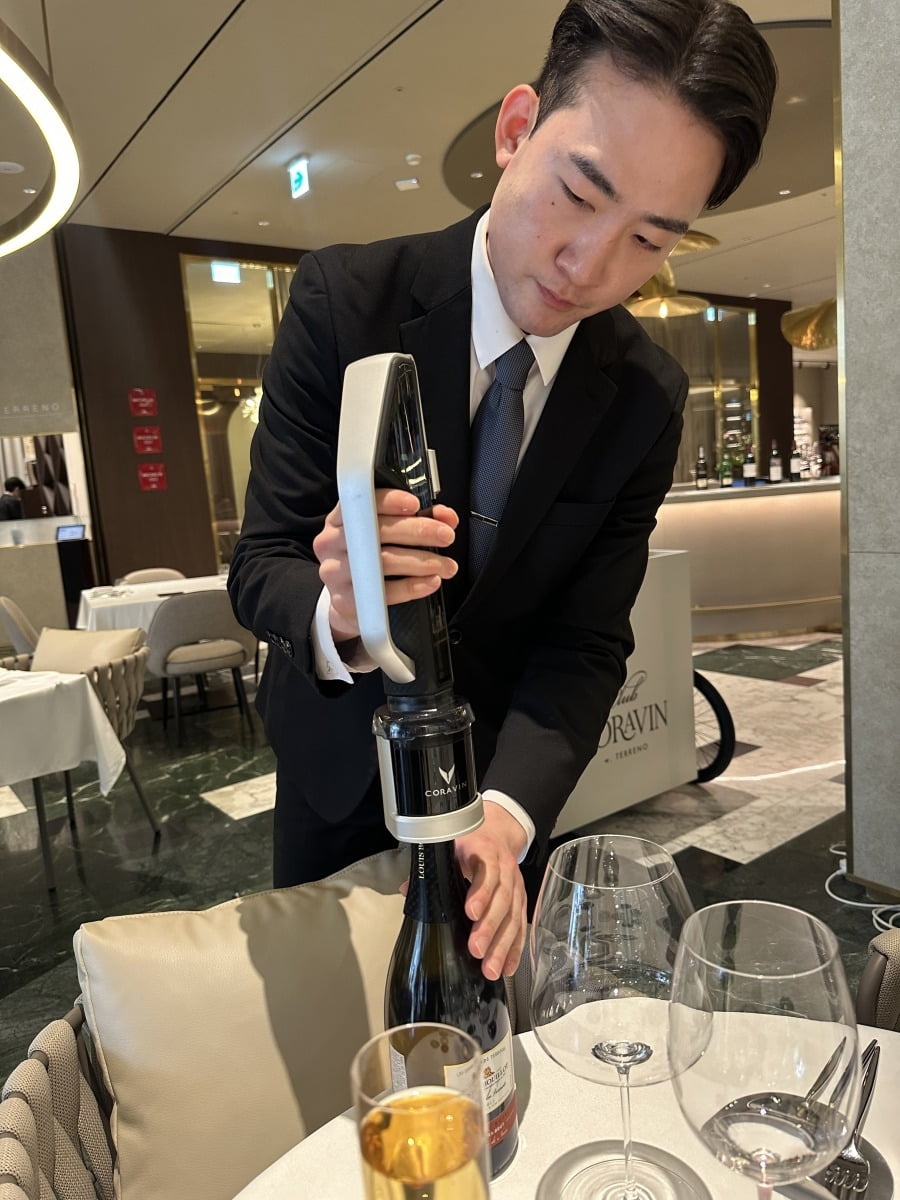'클럽 코라빈 위드 떼레노' 직원이 코라빈을 활용해 와인을 추출하고 있다. /아영FBC 제공