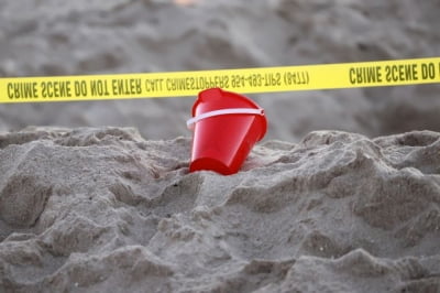 美 해변서 모래 구덩이 파던 7세 여자 아이, 매몰돼 숨져