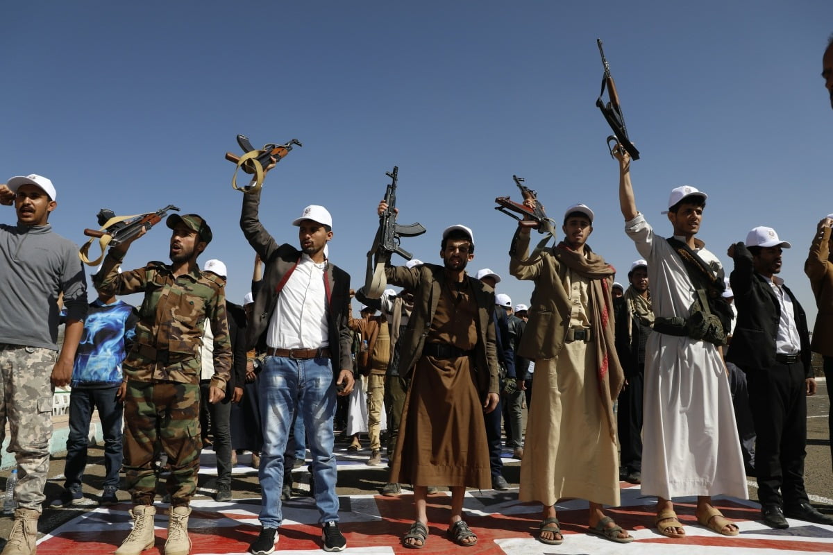 지난 21일(현지시간) 예멘 사나에서 후티 반군 신병들이 미국 주도의 예멘 공습과 이스라엘의 가자지구 전쟁에 반대하는 항의 행진에 참석하고 있다. /AP