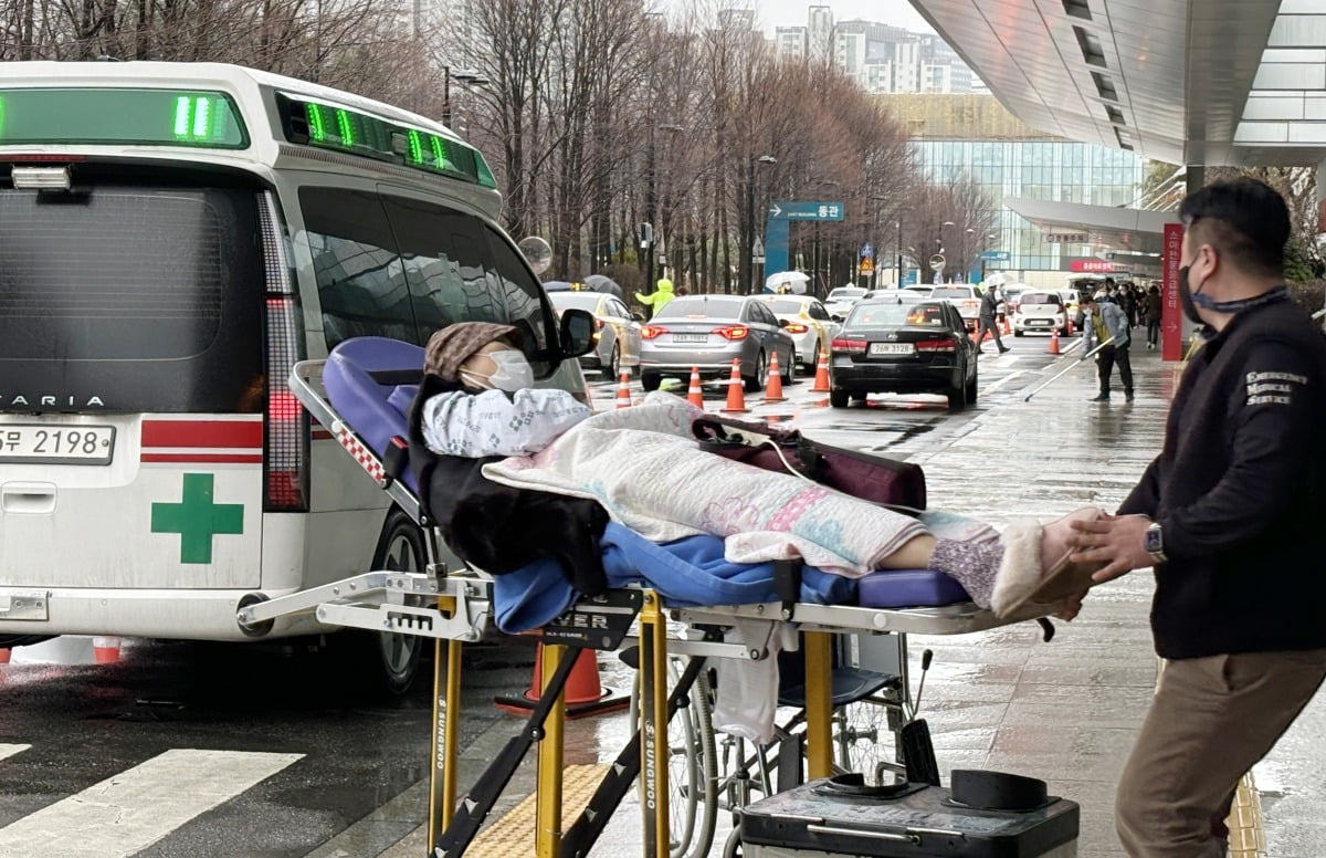 전공의들의 집단 진료거부로 의료대란이 우려되고 있는 21일 서울의 한 대형병원으로 응급환자가
이송되고 있다./이솔 기자
