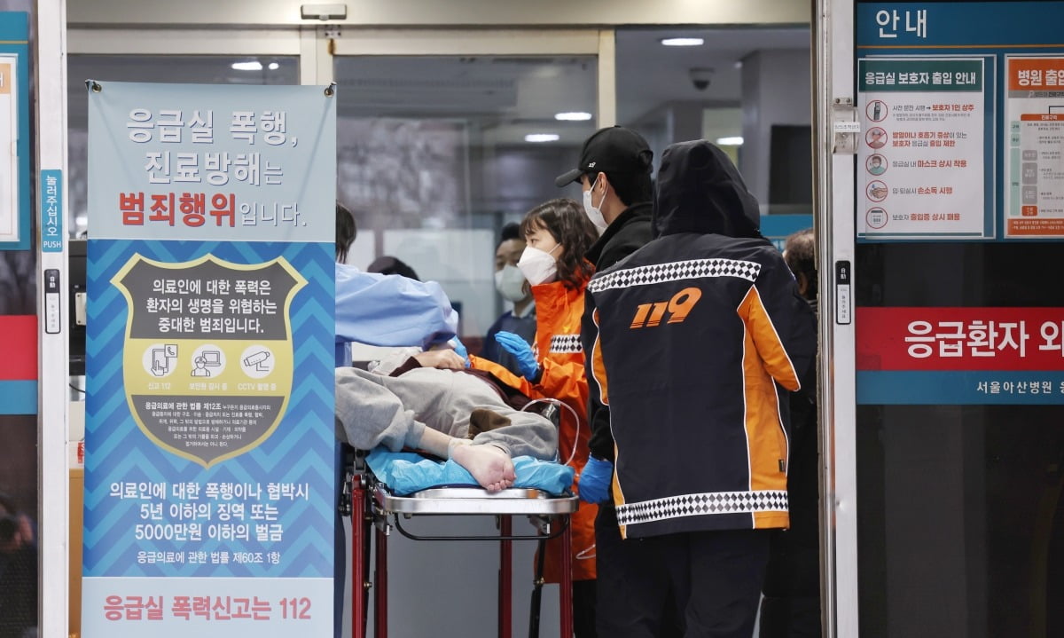 21일 서울의 한 대형병원으로 응급환자가 이송되고 있다./이솔 기자