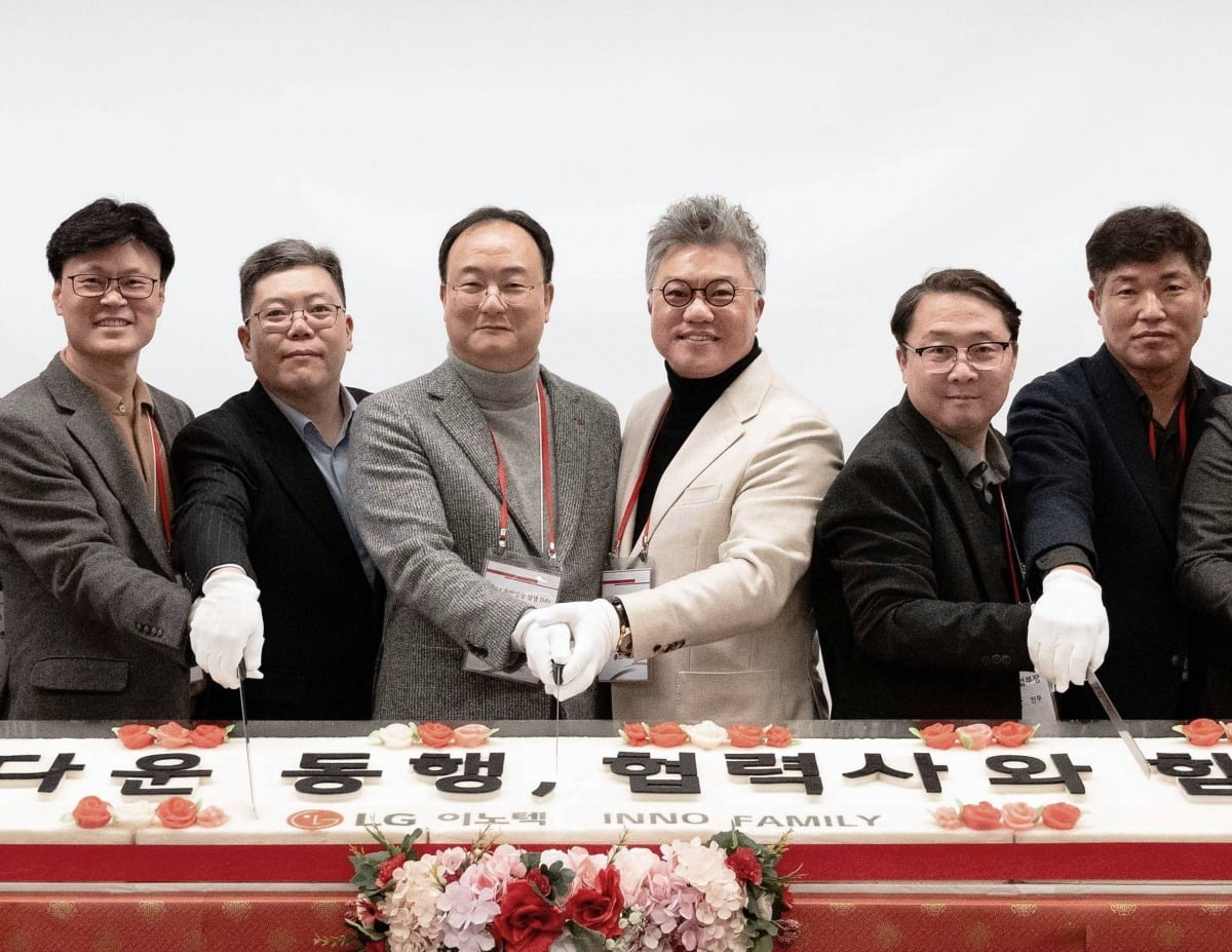 문혁수 LG이노텍 대표(왼쪽에서 세번째)가 22일 서울 마곡 LG사이언스파크에서 열린 ‘2024 동반성장 상생데이’에서 주재철 ㈜에이피텍 협력사 대표(왼쪽에서 네번째) 등과 함께 떡케이크를 자르고 있다. 사진제공=LG이노텍
