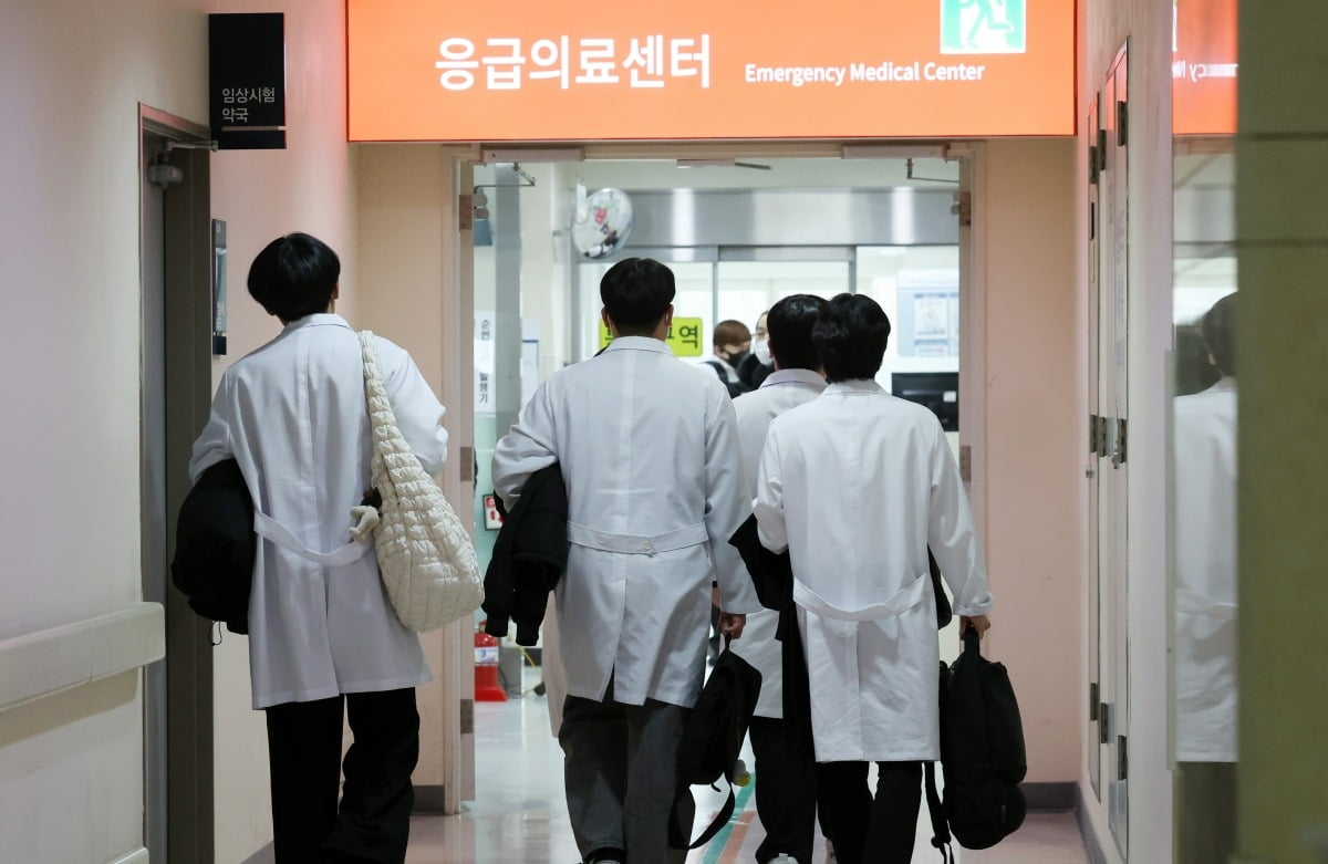 정부의 의대 증원 정책에 반발한 전공의 집단행동 나흘째인 23일 서울의 한 공공 병원에서 의료진이 이동하고 있다. /사진=이솔 기자