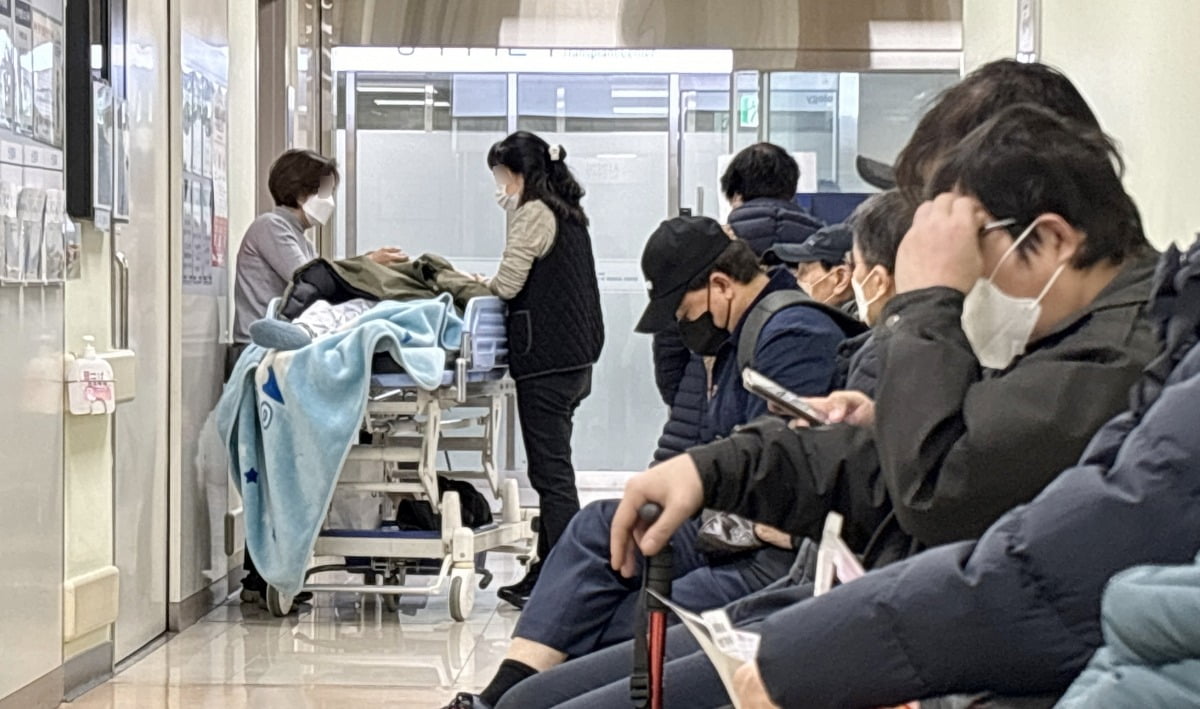 정부의 의대 증원 정책에 반발한 전공의 집단행동 나흘째인 23일 서울의 한 공공 병원이 외래 환자들로 붐비고 있다./이솔 기자