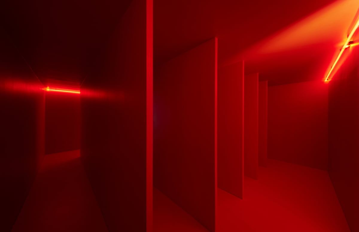 루치오 폰타나, '붉은 빛의 공간 환경' (Ambiente spaziale a luce rossa)