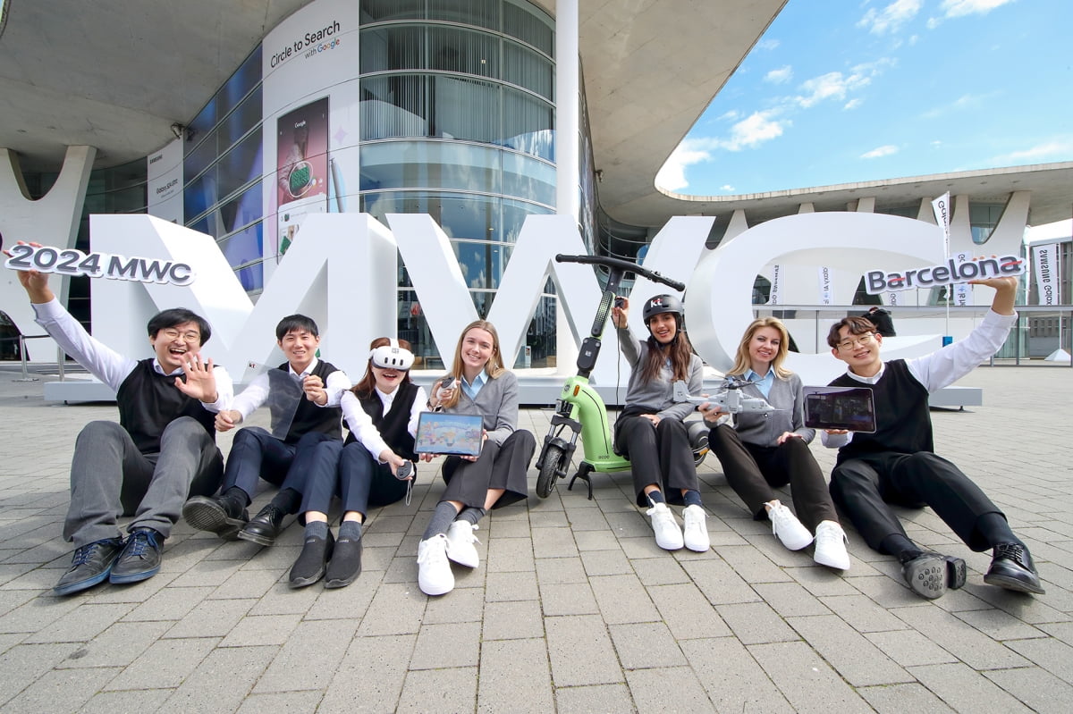 카지노 꽁 머니 직원들이 26일 스페인 바르셀로나에서 개막하는 ‘모바일월드콩그레스(MWC 2024)’를 앞두고 주요 전시 아이템을 소개하고 있다. 카지노 꽁 머니 제공