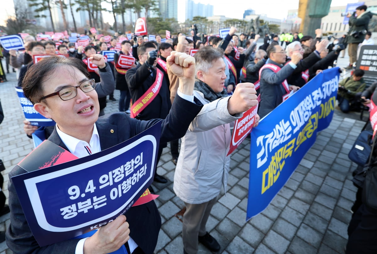 [포토] 가운 벗고 거리로 나온 의사들