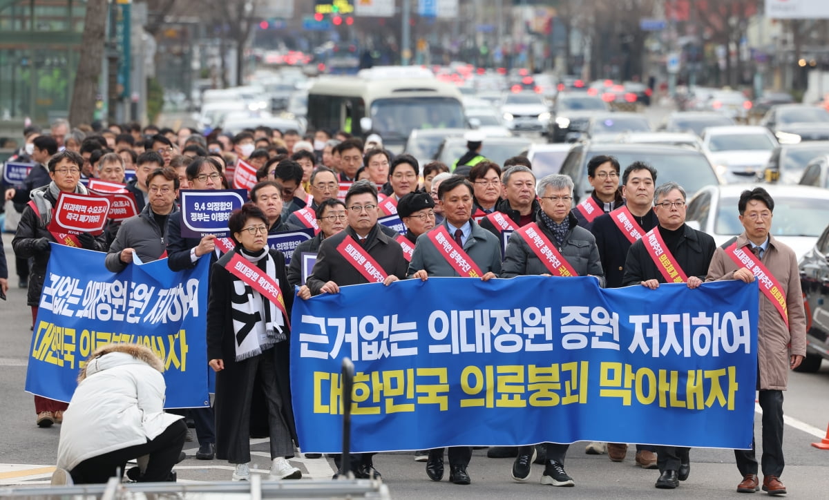 [포토] 가운 벗고 거리로 나온 카지노 찰리