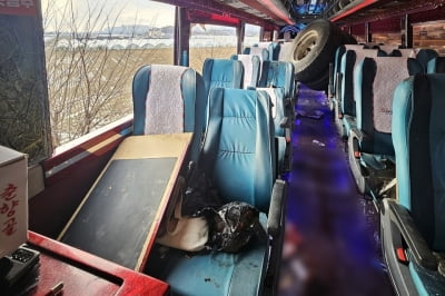 고속도로 화물차서 빠진 바퀴, 관광버스 덮쳤다…2명 사망