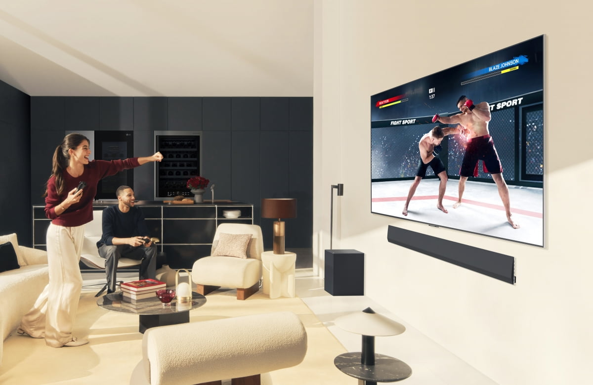 LG전자가 AI 성능을 강화한 신규 프로세서로 더 선명한 화질과 풍성한 공간 음향을 제공하는 2024년형 LG 올레드 TV와 QNED TV를 출시한다. 모델들이 2024년형 LG 올레드 TV로 콘텐츠를 즐기는 모습. 사진=LG전자 제공