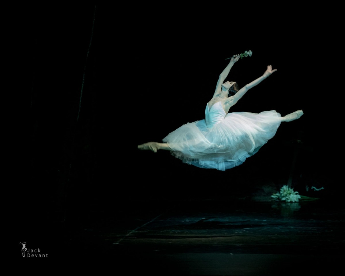 발레 <지젤> 중 그랑 제떼 모습, dance by Natalia Osipova, photo by Jack Devant @Bayerisches Staatsballett 
