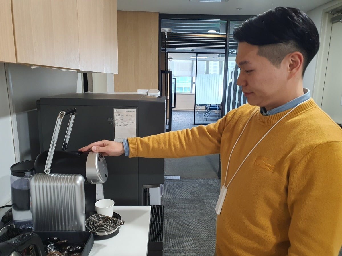 김준석 매니저가 커피 머신을 이용하고 있다. 성남=윤현주 기자