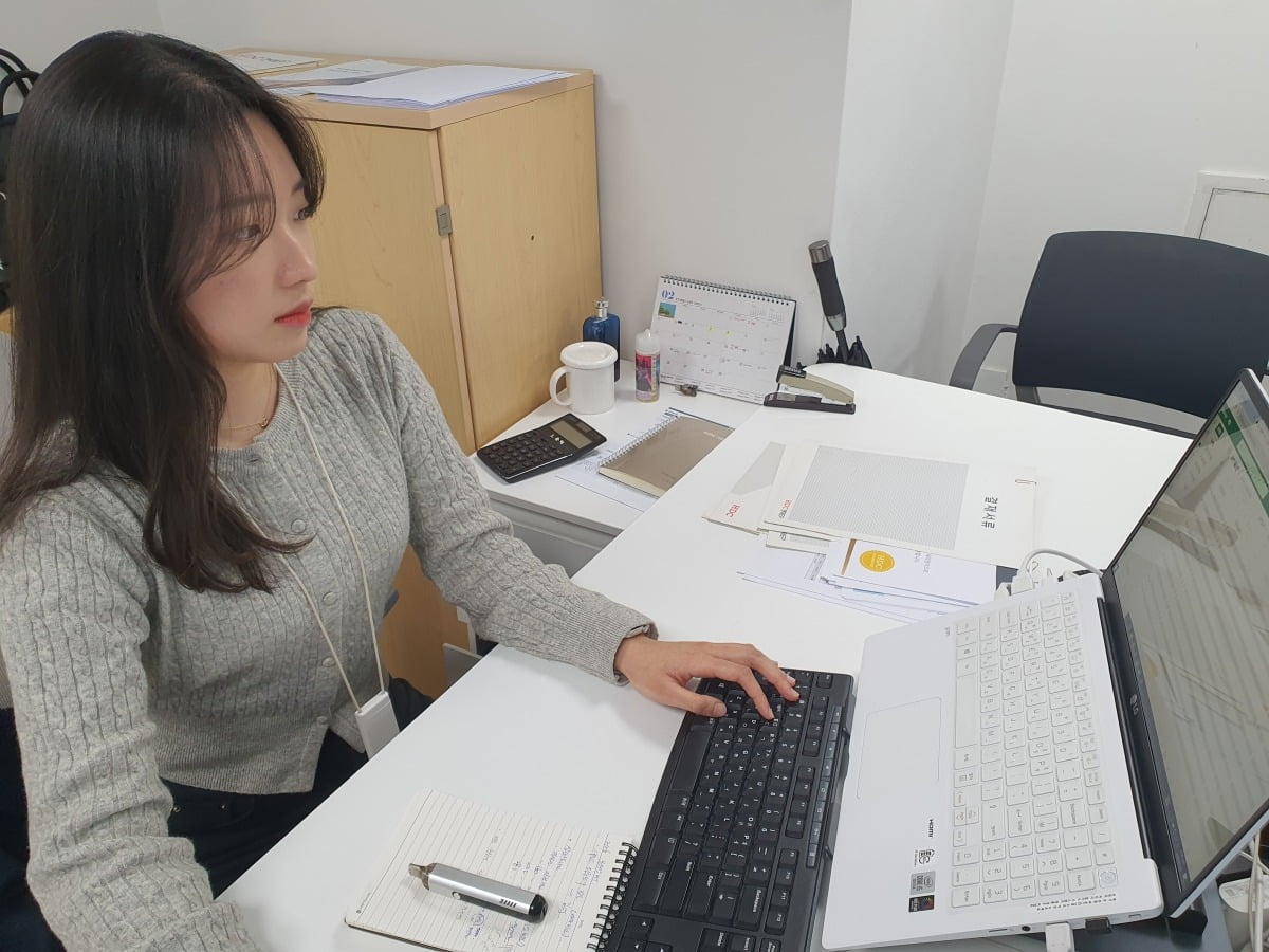 안소연 매니저가 시스템 점검을 하고 있다. 성남=윤현주 기자