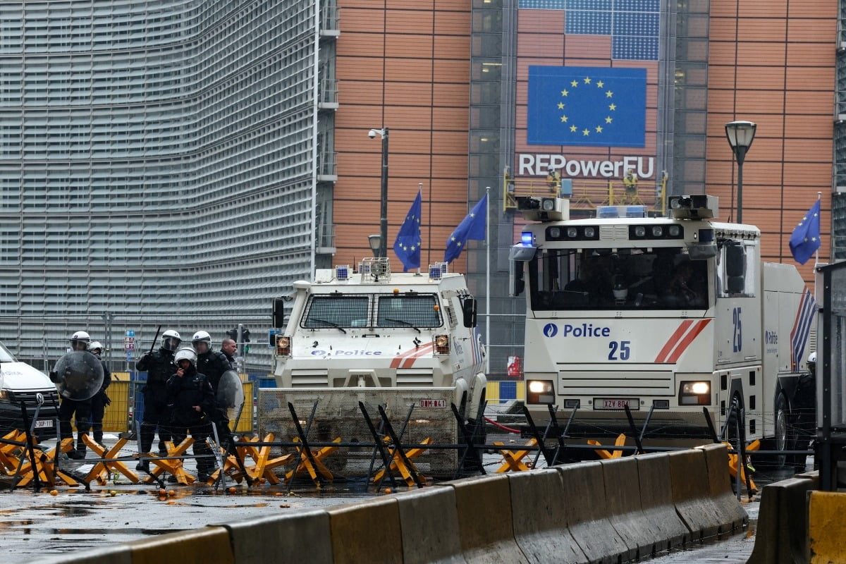 26일 벨기에 브뤼셀 유럽연합(EU) 본부에서 EU 농업장관 회의가 열린 가운데 각지에서 농민들이 몰려와 시위를 벌였다. 시위대를 막기 위해 경찰들이 건물 앞을 지키고 있다. 로이터