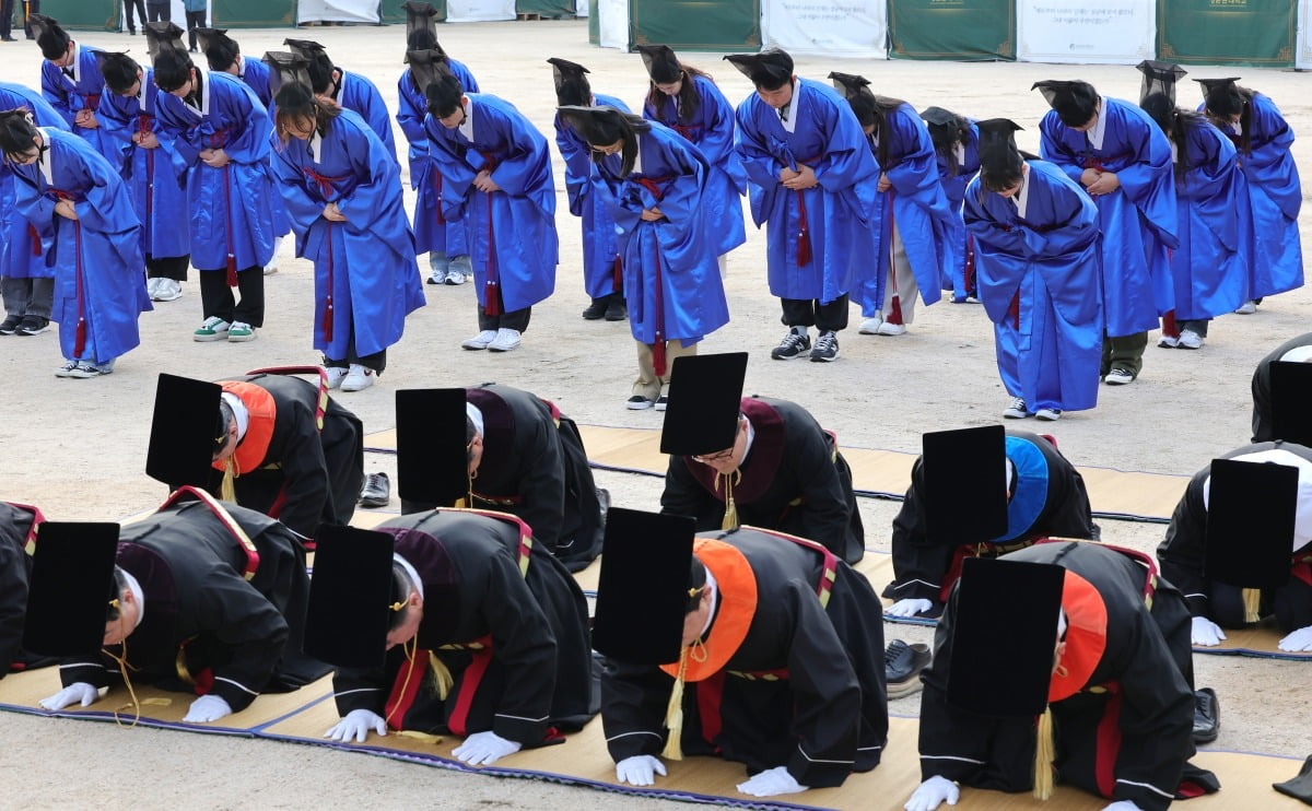 27일 서울 성균관대학교에서 성균관 유생 교복인 청금복을 입은 24학번 신입생들이 ‘고유례(告由禮)’를 봉행하고 있다. 