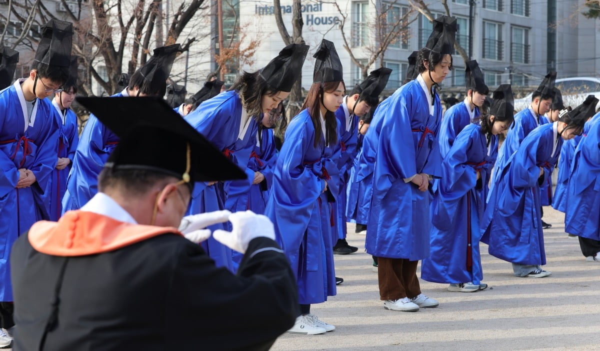 27일 서울 성균관대학교에서 성균관 유생 교복인 청금복을 입은 24학번 신입생들이 ‘고유례(告由禮)’를 봉행하고 있다. 