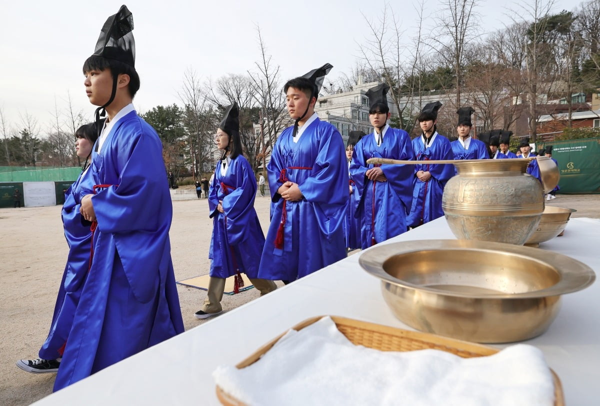 27일 서울 성균관대학교에서 성균관 유생 교복인 청금복을 입은 24학번 신입생들이 ‘고유례(告由禮)’를 봉행한 후 이동하고 있다.