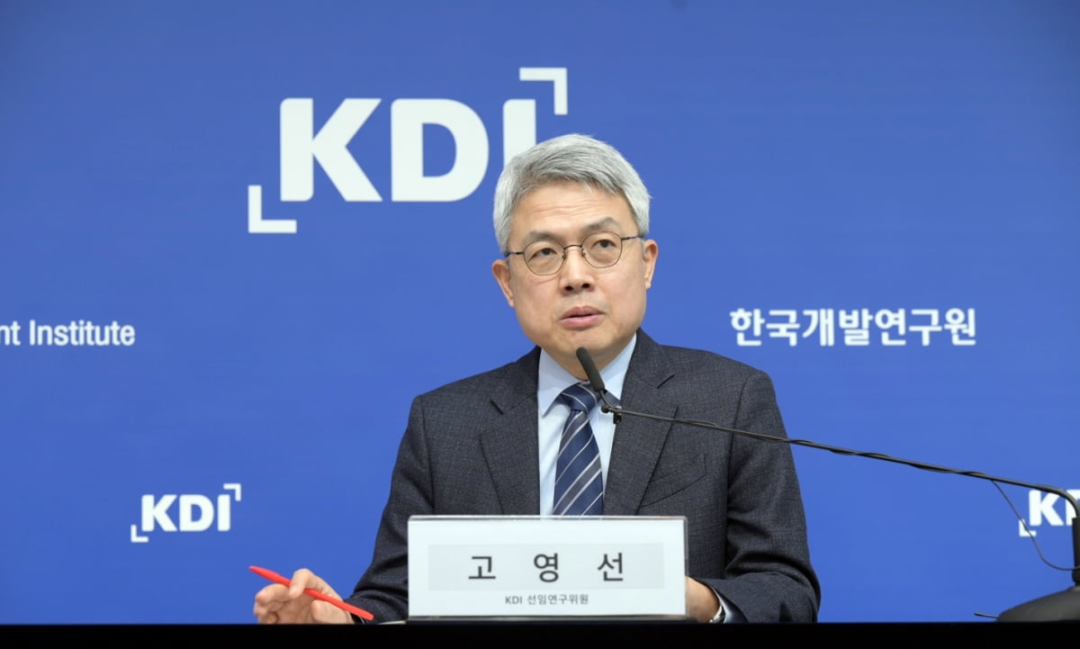 고영선 한국개발연구원(KDI) 연구부원장이 27일 정부세종청사에서 KDI 포커스 '더 많은 대기업 일자리가 필요하다'를 소개하고 있다. KDI 제공