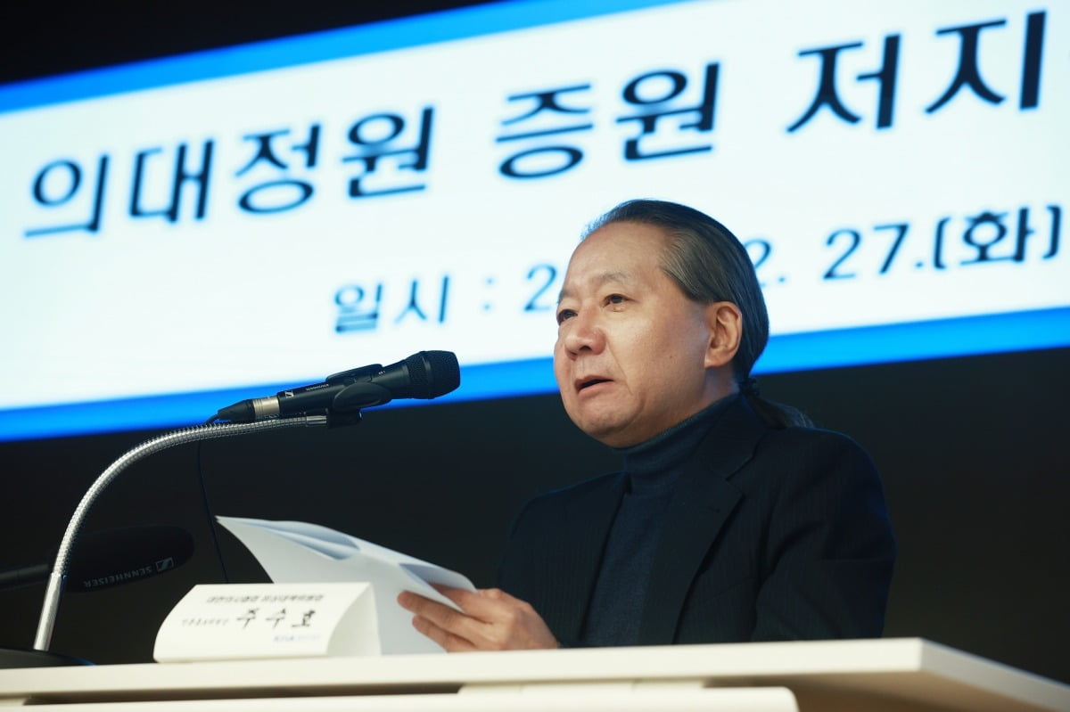 주수호 대한의사협회 비상대책위원회 언론홍보위원장이 27일 오후 서울 용산구 대한의사협회 회관에서 슬롯 머신 프로그램 비대위 정례브리핑을 하고 있다. / 사진=연합뉴스