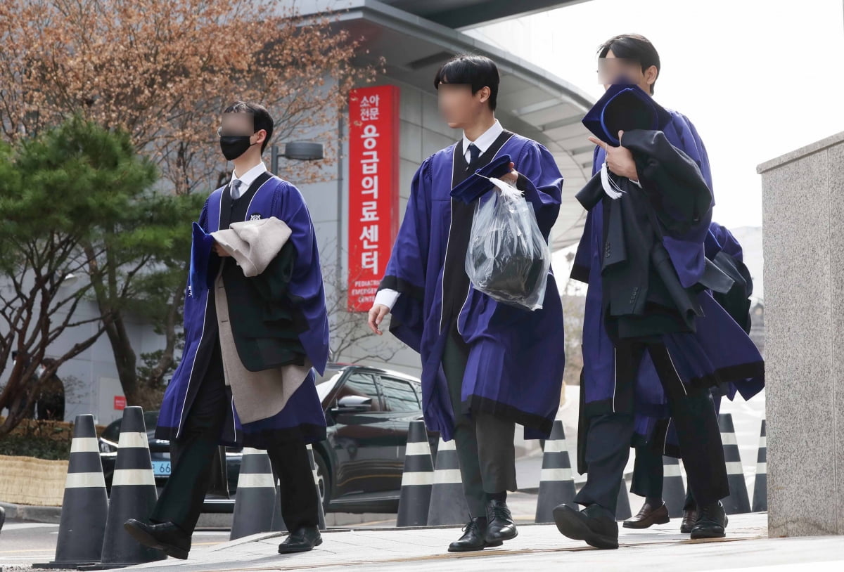 [포토] 의료대란 속 열린 서울대 의과대학 졸업식