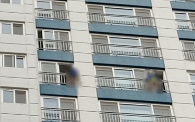 아파트 18층 난간 넘나든 초등생 형제…주민들 '식겁'