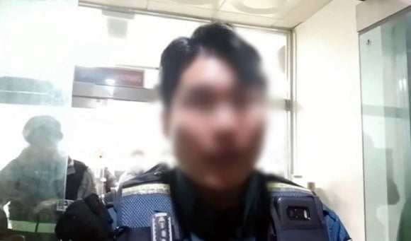 한 외국인이 최근 틱톡 계정에 올린 영상에 자신과 실랑이를 벌인 경찰관 얼굴이 그대로 담겼다. / 사진=틱톡 캡처