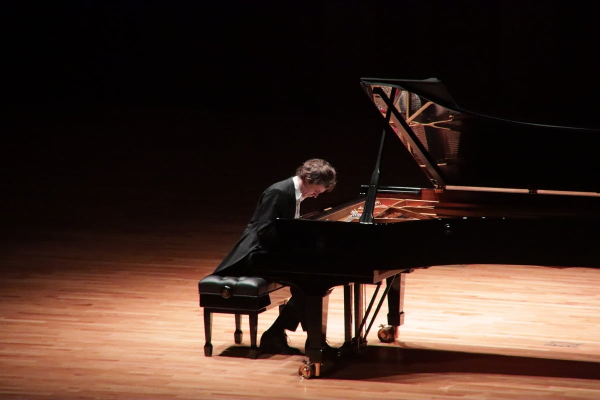 폴란드 출신 피아니스트 라파우 블레하츠가 지난 27일 서울 예술의전당 콘서트홀에서 연주하고 있다. 마스트미디어 제공