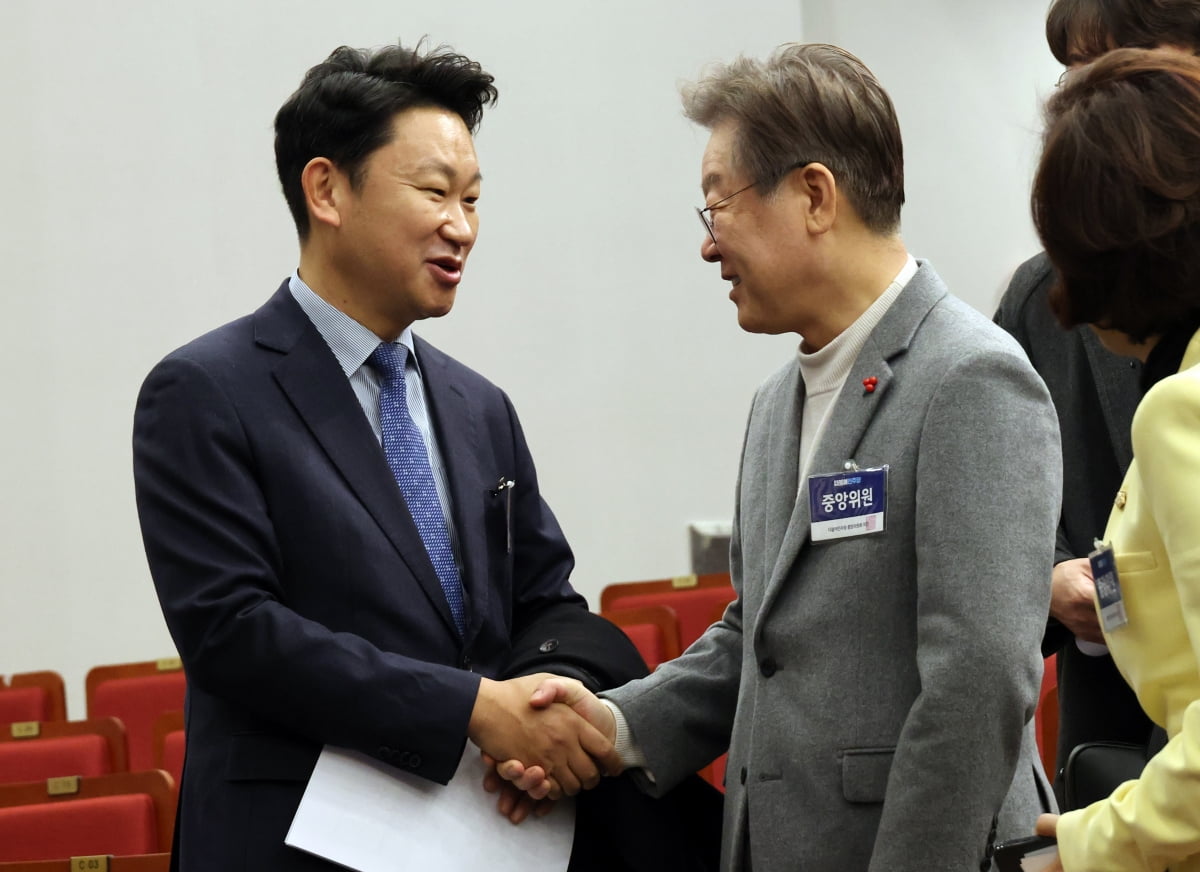 이재명 더불어민주당 대표가 지난해 12월 7일 국회에서 열린 중앙위원회에서 노무현 전 대통령의 사위인 곽상언 종로 지역위원장과 인사하고 있다.  /사진=연합뉴스