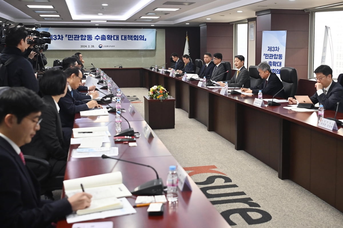 안덕근 산업통상자원부 장관은 28일 관계부처와 이인호 한국무역협회 부회장, 김윤태 KOTRA 부사장, 김동섭 SK하이닉스 사장, 유병옥 포스코퓨처엠 사장, 김동욱 현대자동차 부사장 등이 참석한 가운데 '제3차 민관합동 수출확대 대책회의'를 주재하고 수출확대 전략을 논의했다. 산업부 제공