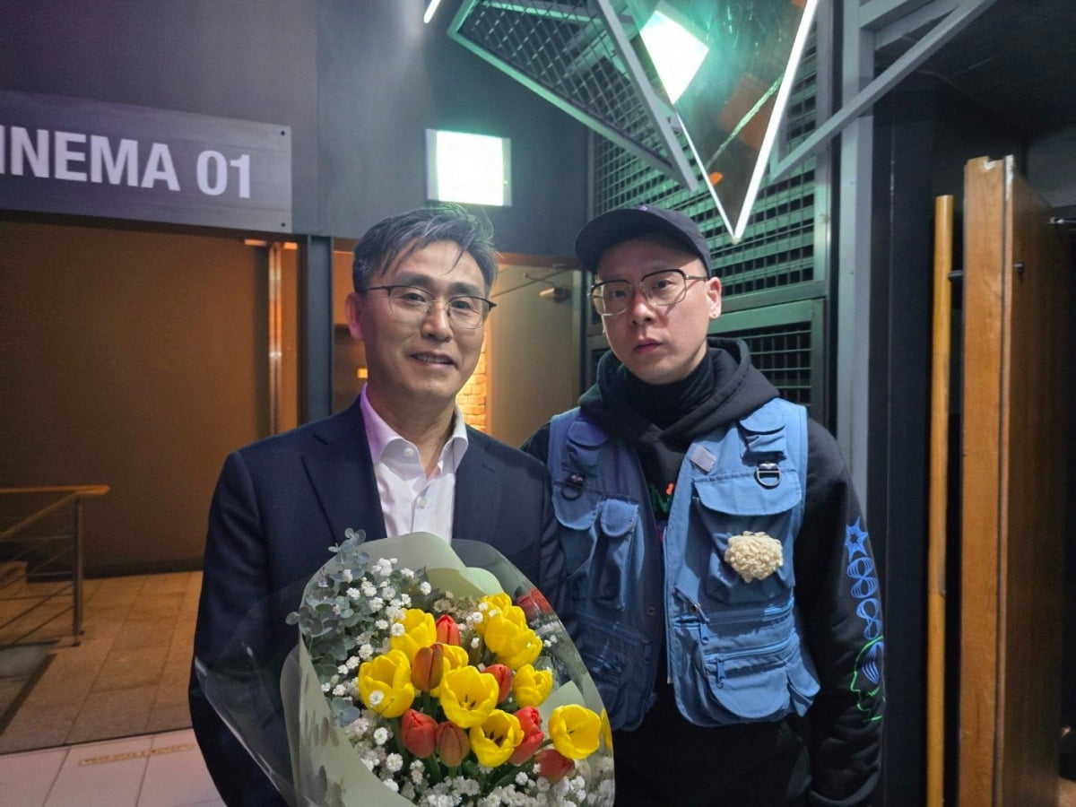 건국전쟁의 김덕영 감독이 가수 나얼을 만난 사진을 공개했다.  /사진=김 감독 페이스북