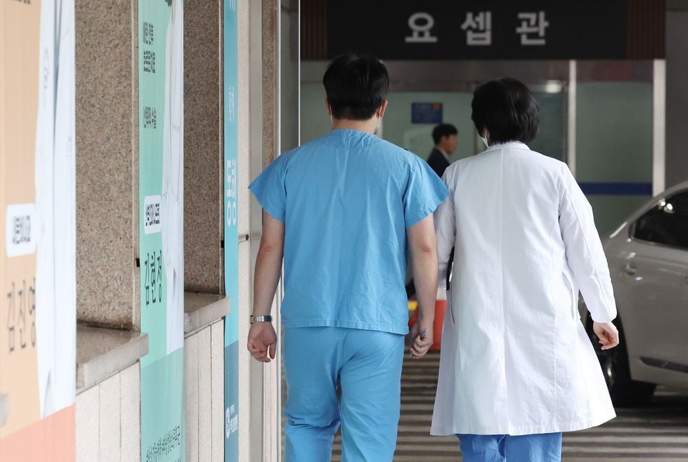 전공의 집단이탈 열흘째, 정부가 제안한 복귀 시한 마지막 날인 지난달 29일 서울 한 대학병원에서 의료진이 이동하고 있다. 사진=한경DB