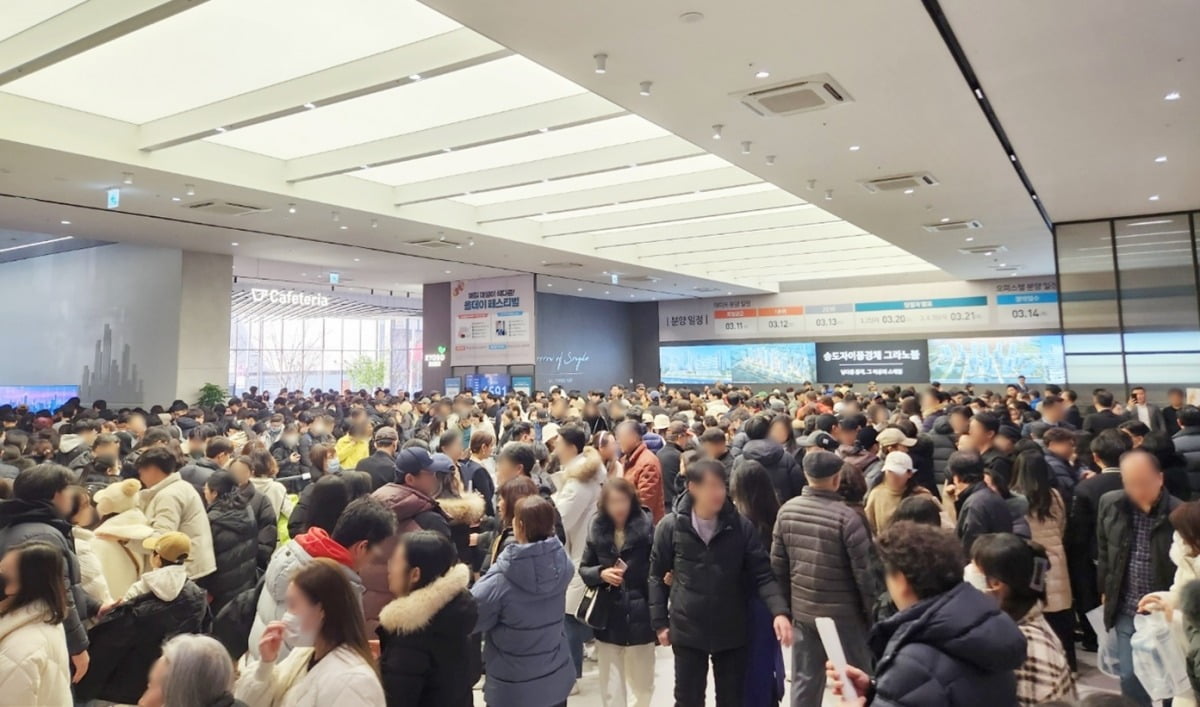 '송도자이풍경채그라노블' 모델하우스에 몰린 인파들. 대부분 인천 및 송도 주변의 실수요자들이 관심을 나타냈다. / 사진=GS건설