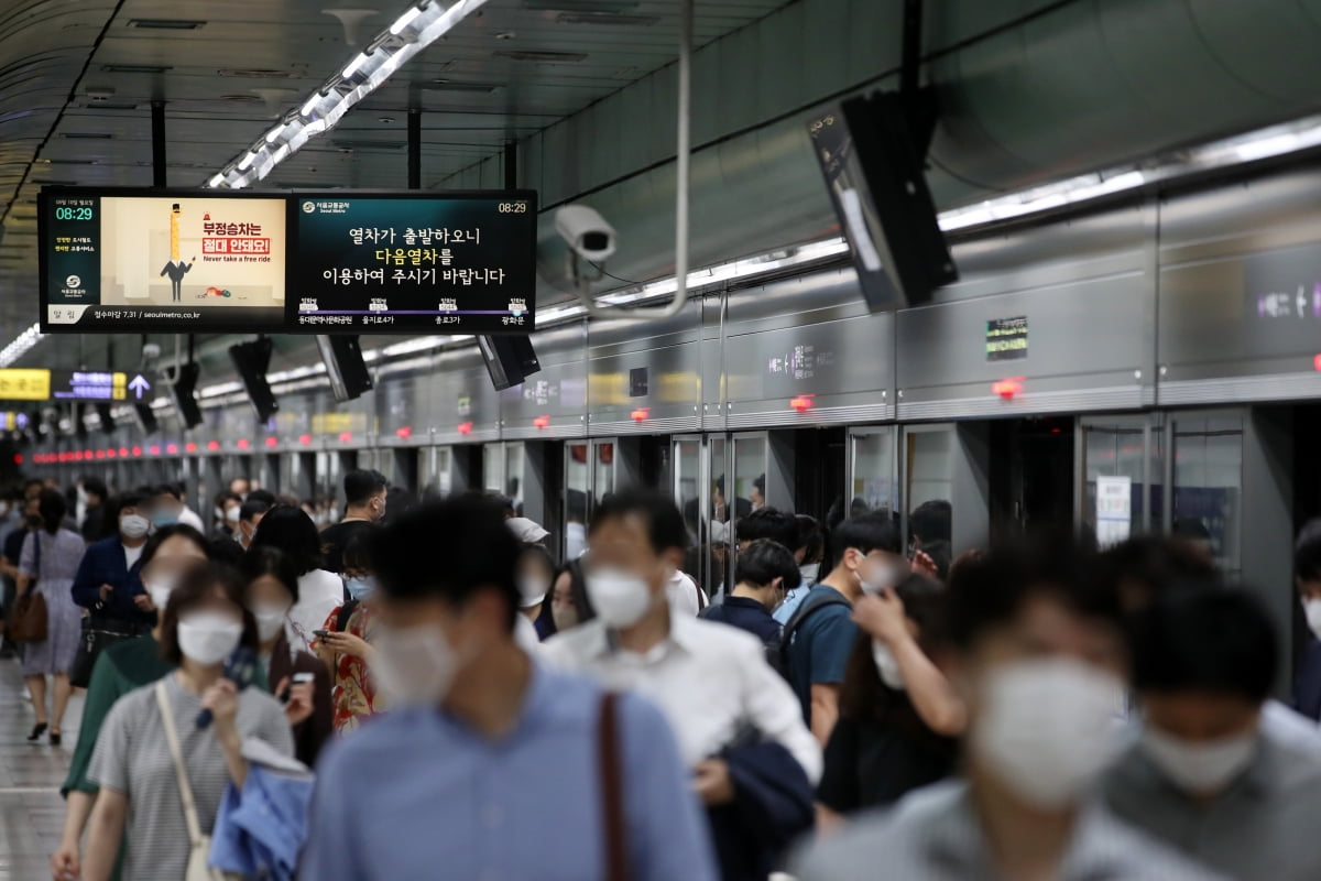  서울 세종대로 지하철 광화문역에서 승객들이 내리고 있다./사진=뉴스1