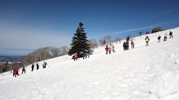 중국인 관광객들이 곤돌라에서 내려 눈을 즐기고 있다. / JAPAN NOW