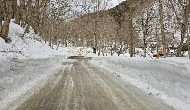 깊은 산골, 뉴토온천 가는 길은 깨끗하게 눈이 치워져 있었으나 입구 부근은 도로의 눈이 그대로 쌓여있다. /JAPAN NOW