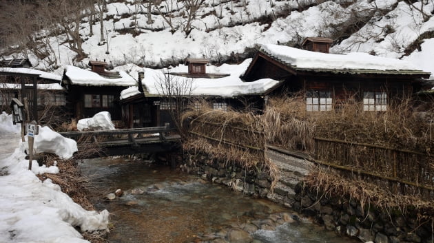 주변에는 겨우내 내린 눈이 그대로 쌓여 있다. /JAPAN NOW