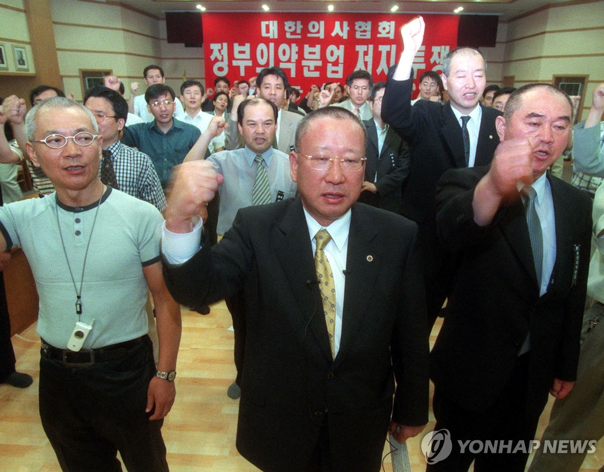 '파업 카드' 쥔 의사 반발에 의대 증원, 27년이나 걸렸다