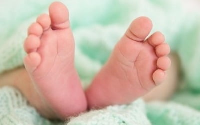 일본도 저출산 쇼크…역대 최저 신생아 수 기록 
