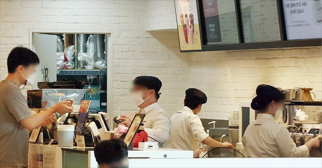 서울 한 시내 카페에서 알바생들이 업무를 보고 있다. /사진=김범준 기자