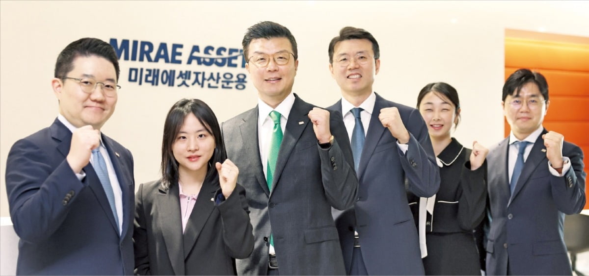 ‘2024 대한민국 펀드대상’ 종합대상을 받은 미래에셋자산운용 최창훈 부회장(왼쪽 세 번째)과 이준용 부회장(네 번째)이 직원들과 1일 서울 청진동 본사에서 파이팅을 외치고 있다.    /이솔 기자 