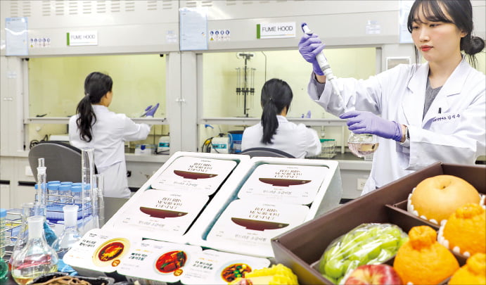 현대그린푸드 식품위생연구소 연구원이 신선식품 잔류농약 검사를 하고 있다.  현대그린푸드 제공 